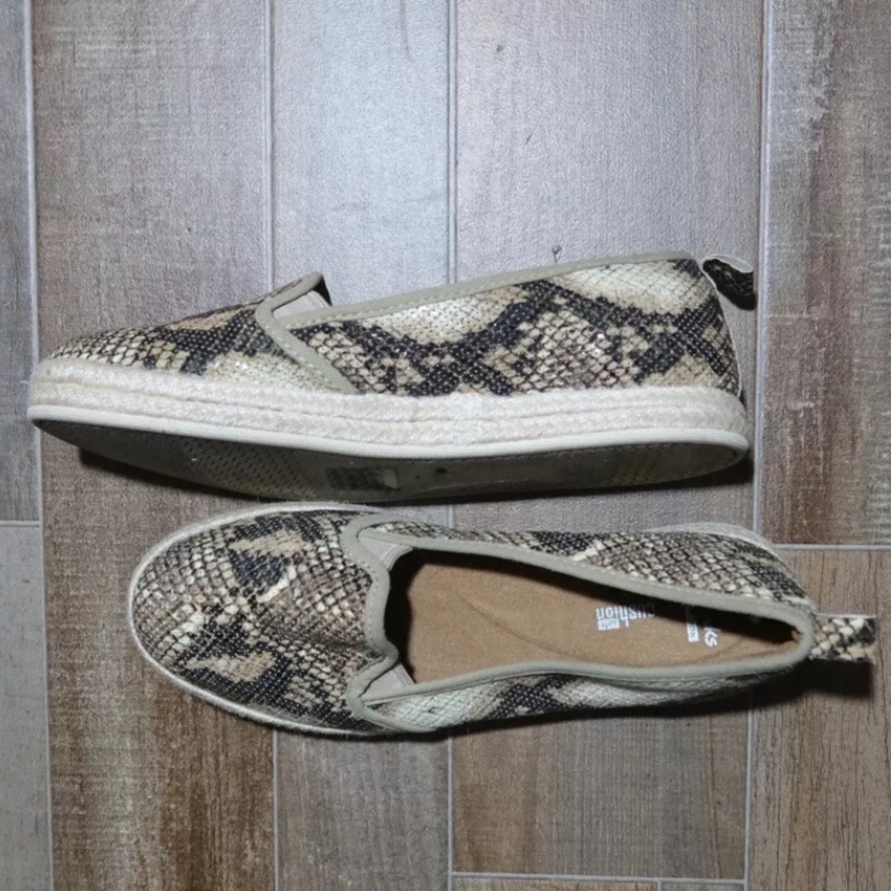Clark’s Collection Azalea beige slip on shoes